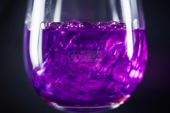 玻璃杯内的紫色液体图片