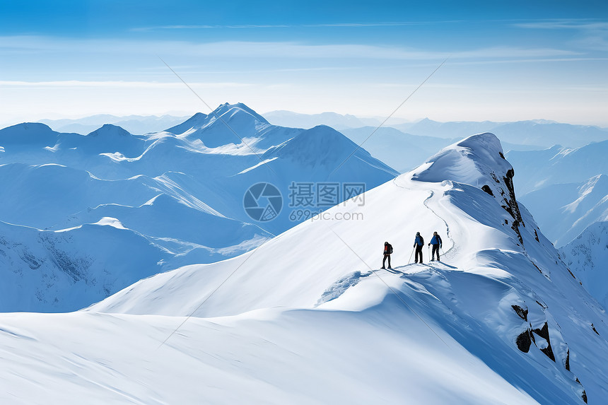 寒冷的雪山上的爬行者图片