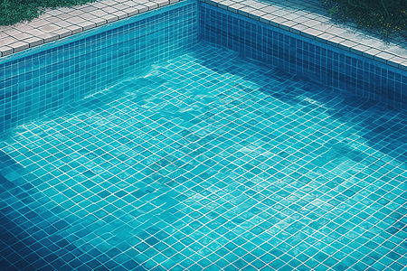 清澈水面的游泳池图片