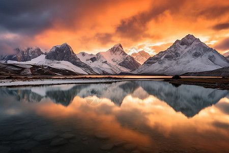 雪山的倒影图片