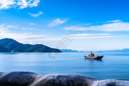 碧蓝晴空下的海面图片