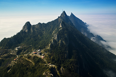 高耸山峰自然景观图片