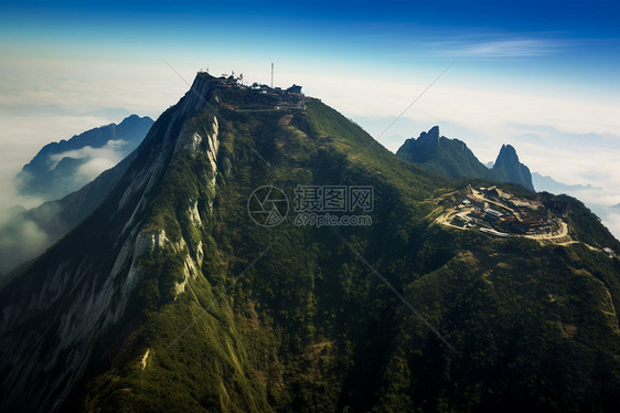 高耸入云的山峰图片