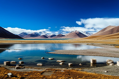 西藏阿里北线的湖泊图片