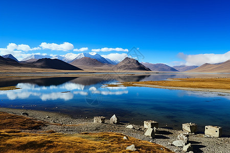 西藏高原上的湖泊背景