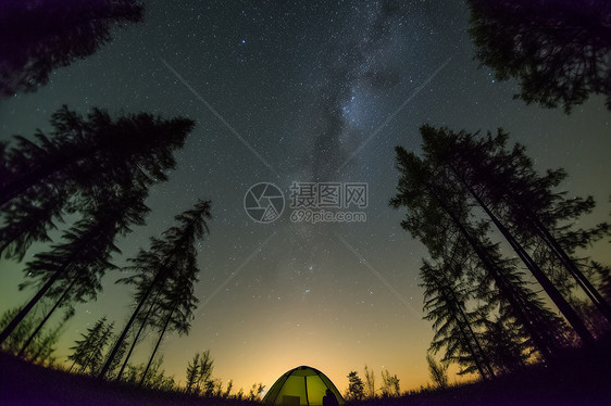 夏天露营帐篷外的星空图片