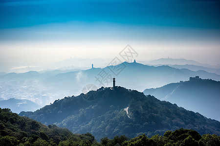 薄雾笼罩的山脉背景图片