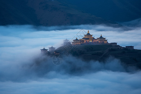 清晨天空云中有屋背景