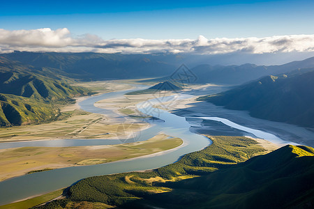 江河流两岸的山脉图片