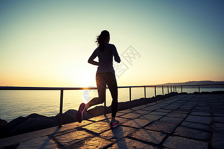 日出跑步的女性高清图片