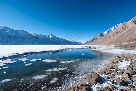 高原水化冰的湖泊背景