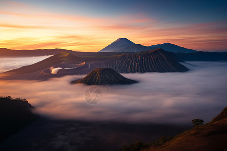 云雾蒸腾的火山口图片