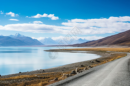 西藏阿里地区的湖泊图片