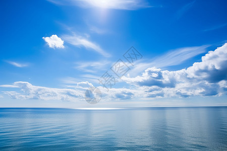 晴朗天空下平静的海面背景图片