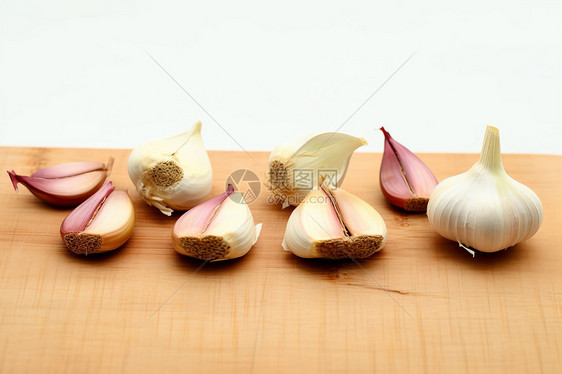 桌子上的的大蒜和蒜瓣图片