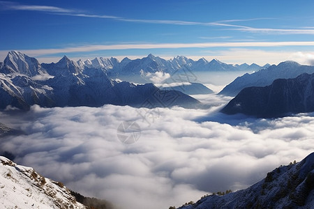 天空云海中的雪山风景图片