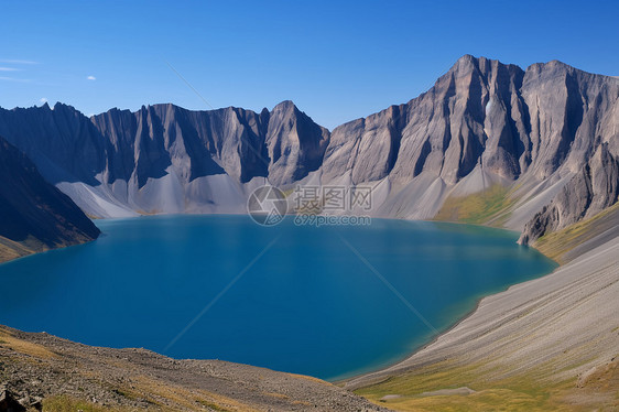 蓝天下的湖光山色图片