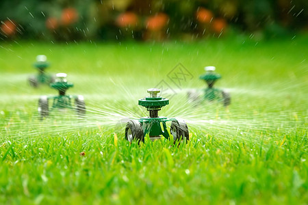 自动草坪洒水器图片