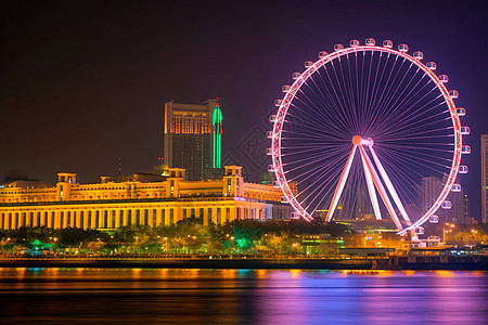 夜景下的摩天轮灯光秀图片