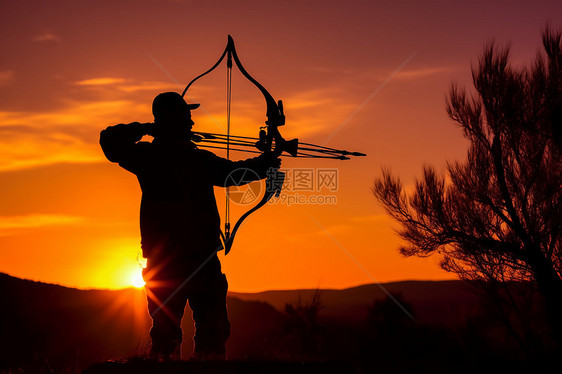 夕阳下锻炼射箭的男人图片