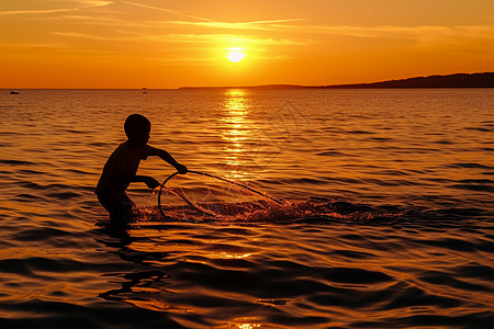 落日时小男孩在捕鱼图片
