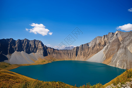 宁静唯美的山峰湖水风景图片