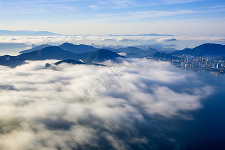云海下的城市背景图片