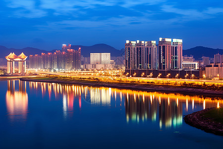 夜幕下灯火通明的城市图片