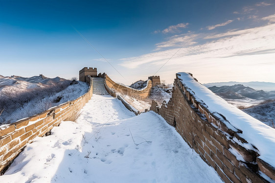 白雪覆盖的宏伟古城墙建筑图片