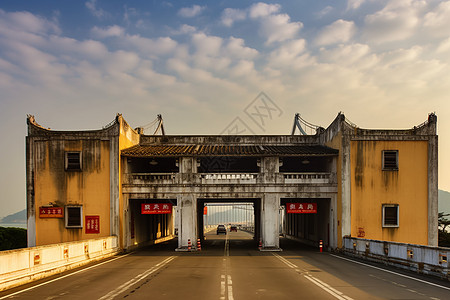 破旧的大桥入口建筑高清图片