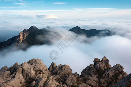 云层下的山脉图片