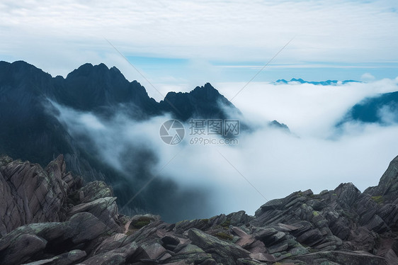 雨雾缭绕的山脉图片
