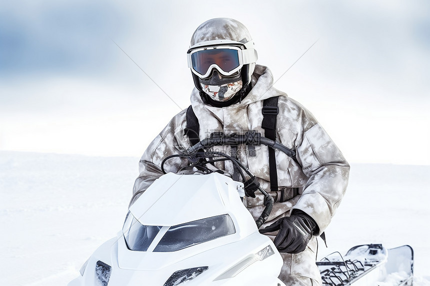 骑着雪上摩托车的男人图片