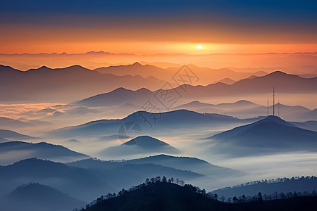 美丽的橙色夕阳下的蓝色山脉和丘陵图片