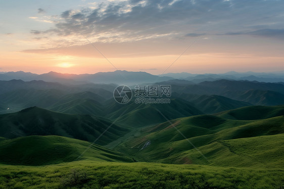 美丽的山景和日出图片