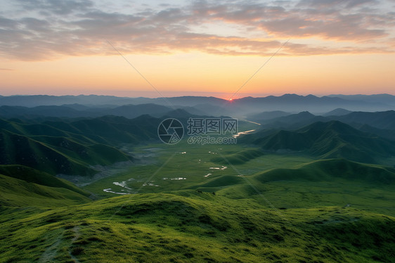 高山草原的日出云海图片