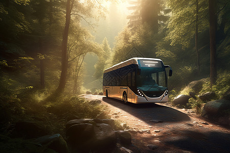 穿越森林的混合动力巴士图片