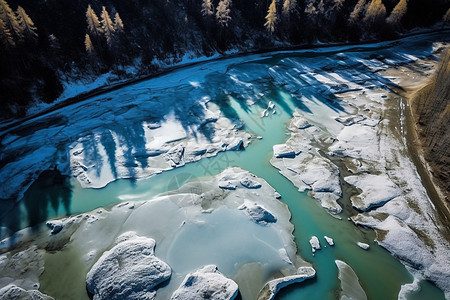 航拍的冰雪河流图片
