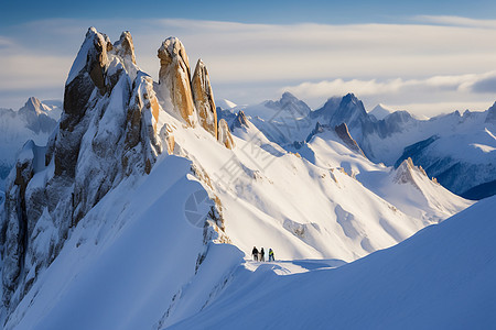 从峦叠嶂的雪山图片