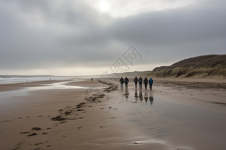 冬天一群游客在沙滩上跋涉图片