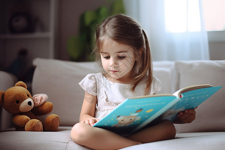 可爱女孩正在阅读图片