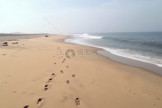 海滩上留下的一串脚印图片