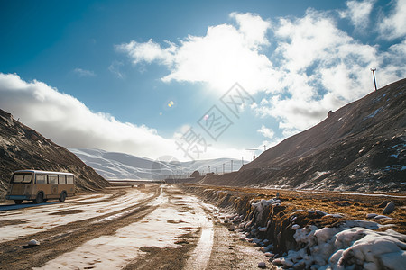 雪山中行驶的大巴车图片