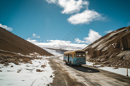 冬季的雪山中行驶的大巴车图片