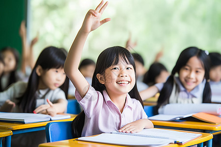 举手的小学生图片