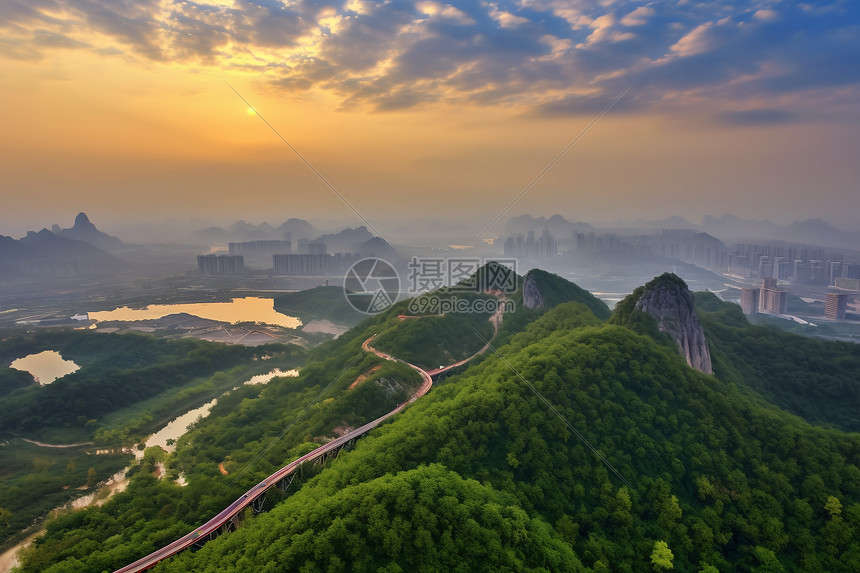 夕阳照耀的山景图片