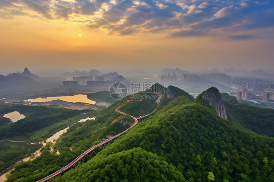 夕阳照耀的山景图片