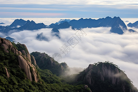 云雾笼罩的山川图片