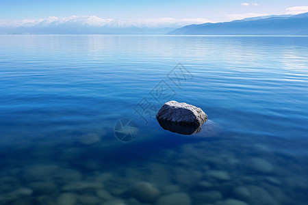 平静的湖面背景图片