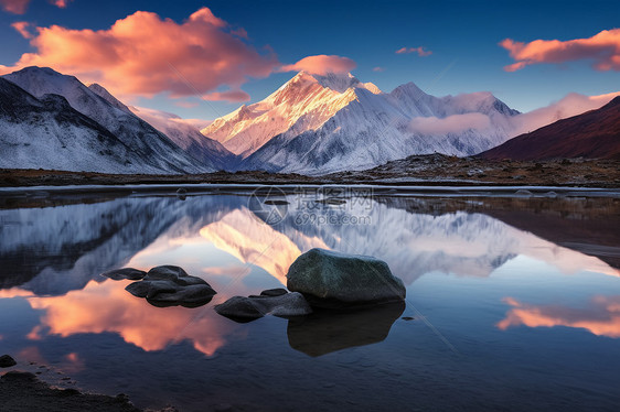 雪山边的湖泊图片